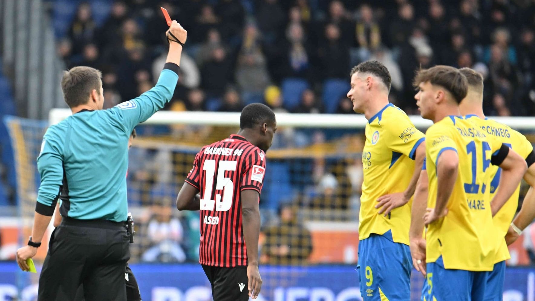 Erencan Yardimci: Der Braunschweiger handelte sich nach einem Würgegriff an Gegenspieler Boris Tomiak eine Rote Karte ein.