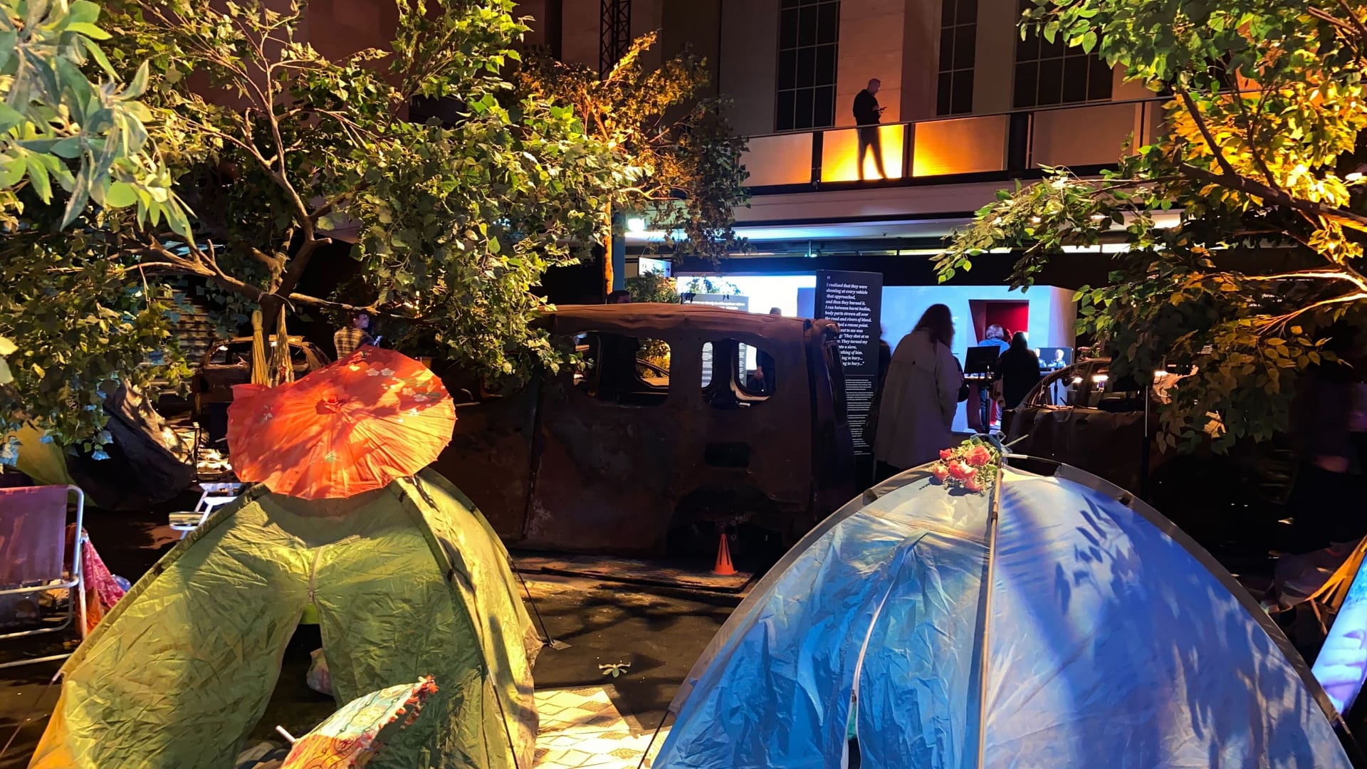 Campingzelte sind bei der Ausstellung aufgebaut: Das Festivalgelände sollte hier rekonstruiert werden. Campingzelte sind bei der Ausstellung aufgebaut: Das Festivalgelände sollte hier rekonstruiert werden.