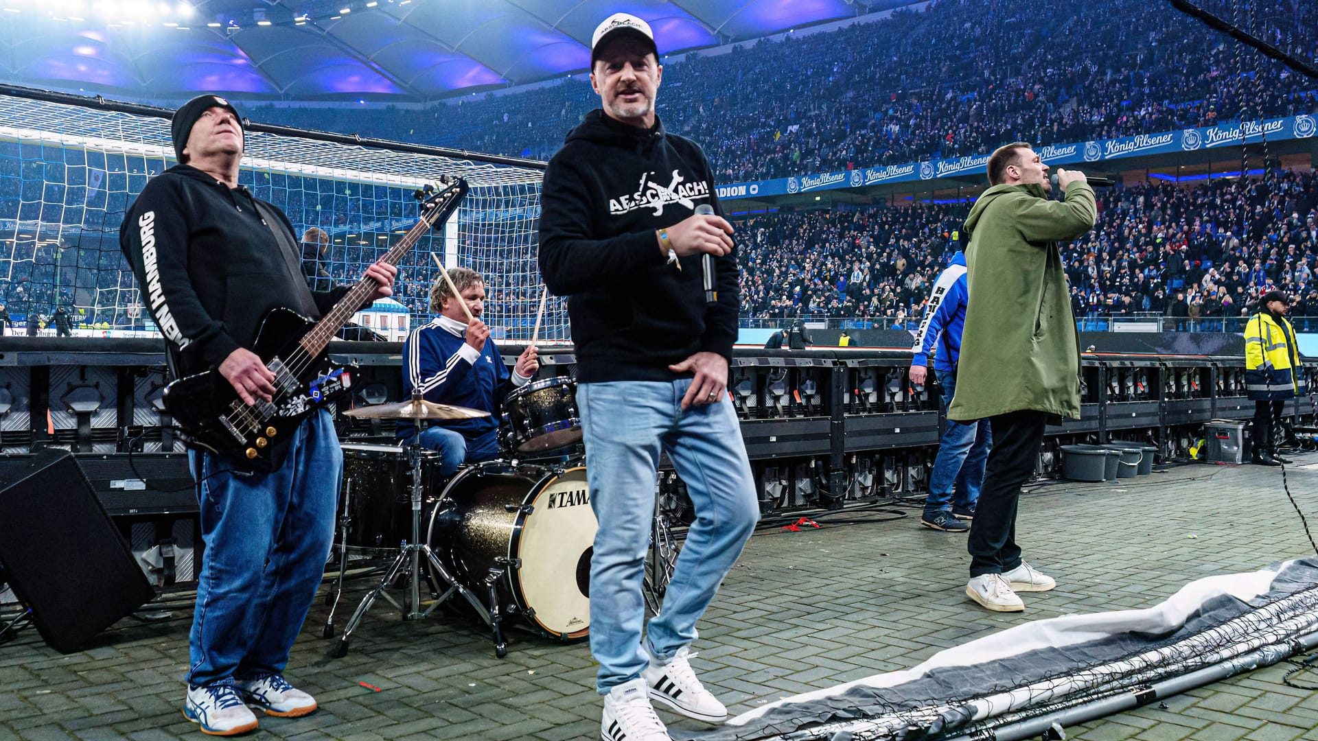 Abschlach spielt live vor der Nordtribüne im Volksparkstadion (Archivbild): Anwohner der Veddel fühlen sich durch eine Liedzeile der Band provoziert. Abschlach spielt live vor der Nordtribüne im Volksparkstadion (Archivbild): Anwohner der Veddel fühlen sich durch eine Liedzeile der Band provoziert.