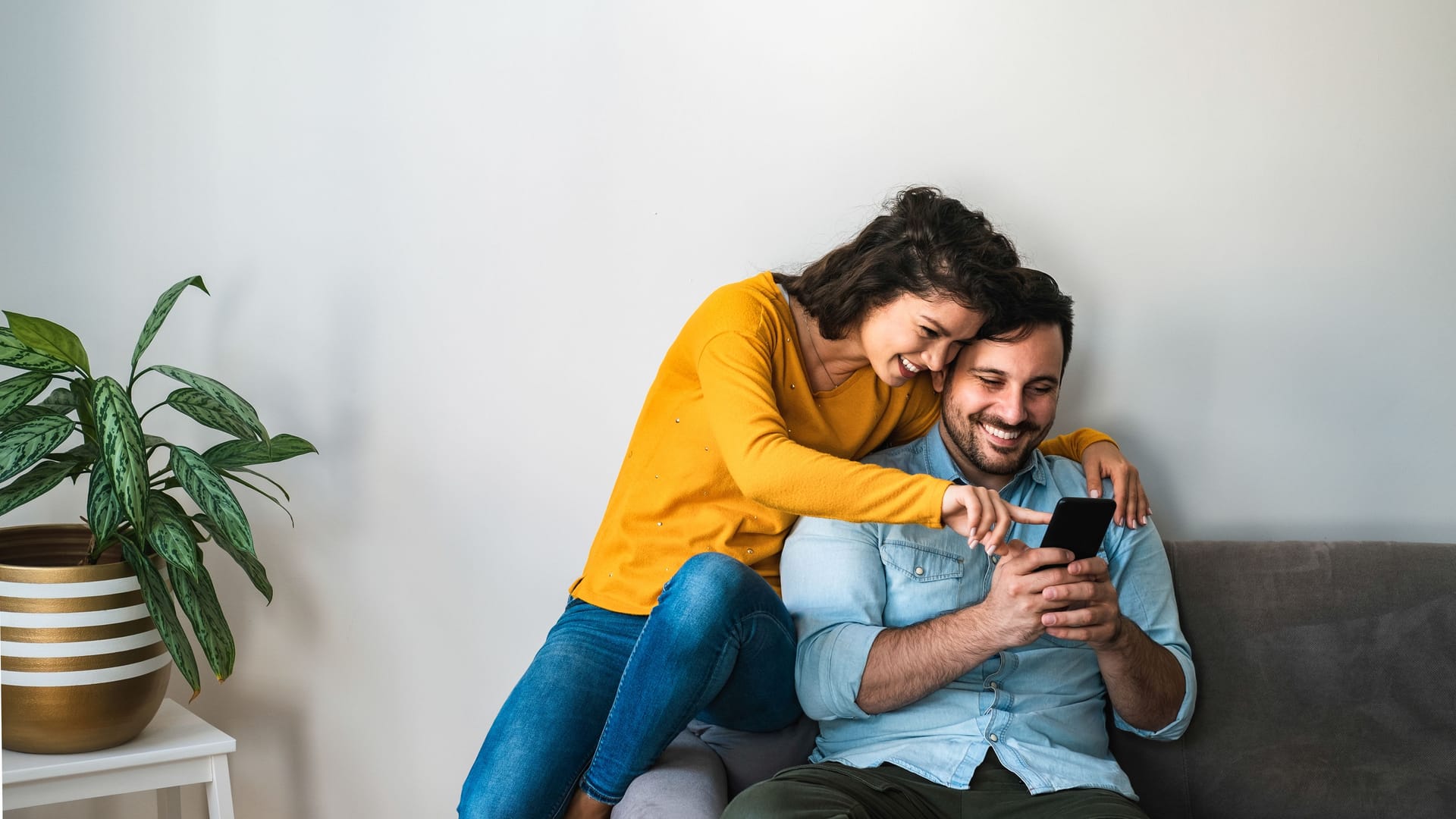 Paar schaut gemeinsam aufs Smartphone Paar schaut gemeinsam aufs Smartphone