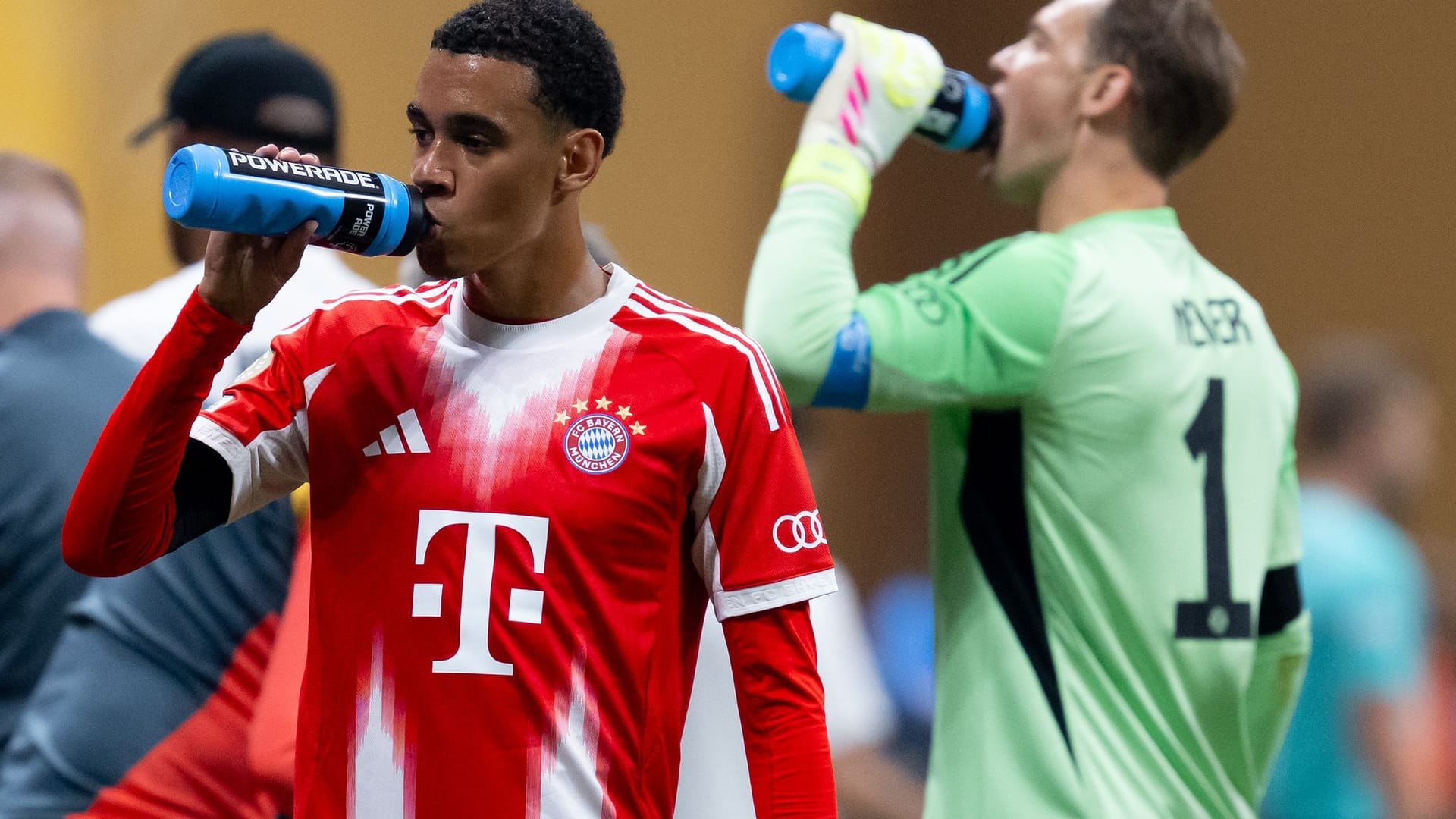 Jamal Musiala (l) und Manuel Neuer Jamal Musiala (l) und Manuel Neuer