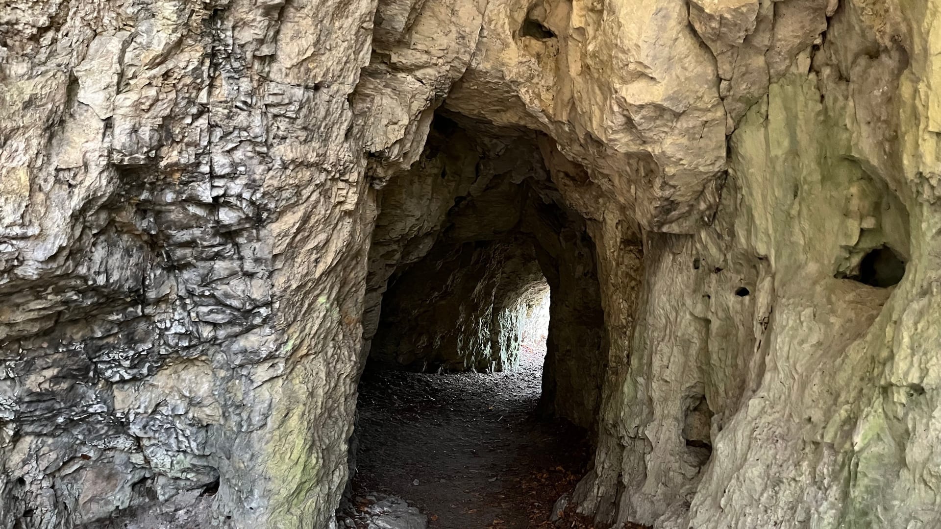 Die Hohle Kirche: Wanderer können durch die Höhle durchlaufen, sie liegt oberhalb des Trubachtals.