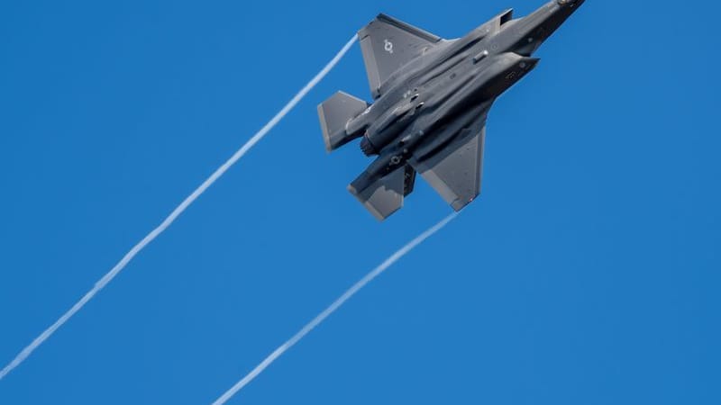 Ein US-Kampfflugzeug vom Typ F-35 fliegt über der Eifel bei Spangdahlem. Ein US-Kampfflugzeug vom Typ F-35 fliegt über der Eifel bei Spangdahlem.