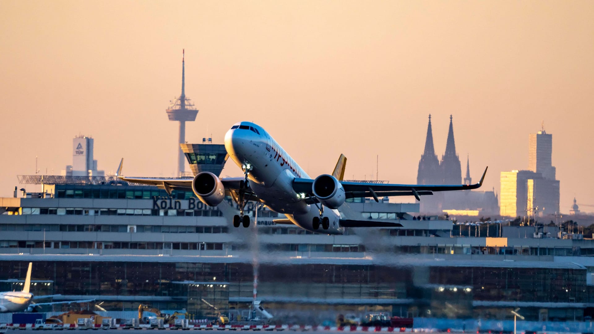 Startendes Flugzeug am Flughafen Köln/Bonn (Archivfoto): In der Nacht zu Freitag nahm die Bundespolizei hier zwei Männer zwischenzeitlich fest.