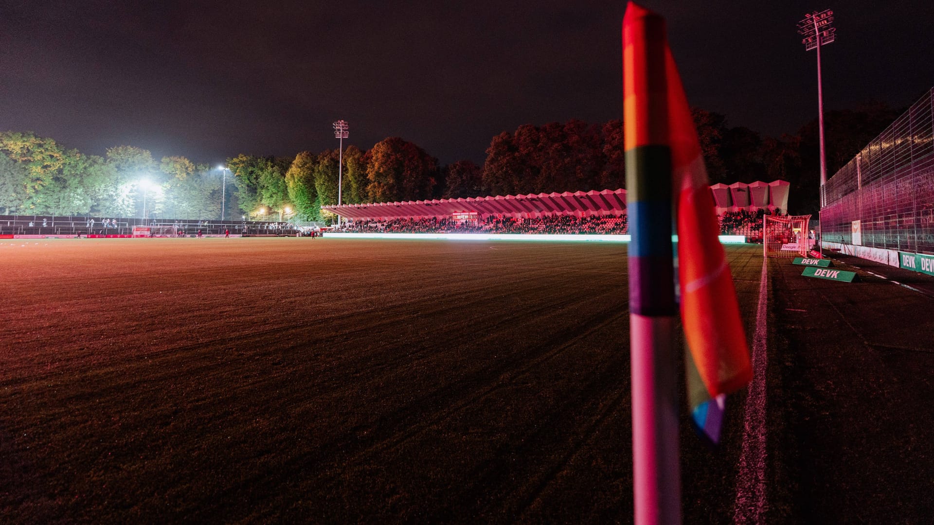 Das zu dunkle Stadion in Köln: Das nicht ausreichende Licht zwang die Schiedsrichterin zum Abbruch.
