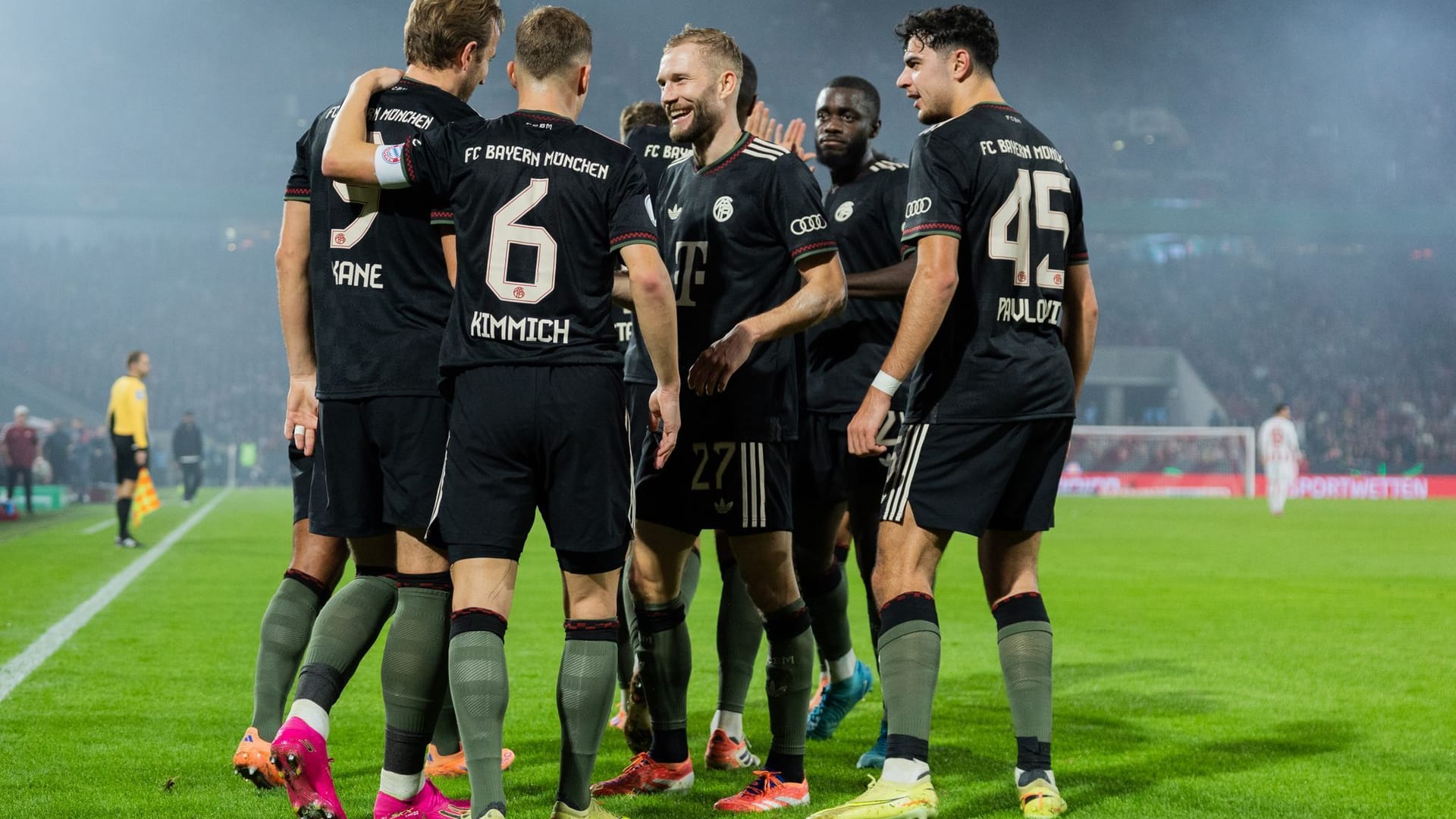 Der FC Bayern gewinnt mit 4:1 beim 1. FC Köln und zieht damit ins Achtelfinale des DFB-Pokals ein. Das hat der Rekordmeister vor allem einem Star zu verdanken, der sich die Bestnote verdient. Ein anderer erhält die Fünf. Die Einzelkritik. Der FC Bayern gewinnt mit 4:1 beim 1. FC Köln und zieht damit ins Achtelfinale des DFB-Pokals ein. Das hat der Rekordmeister vor allem einem Star zu verdanken, der sich die Bestnote verdient. Ein anderer erhält die Fünf. Die Einzelkritik.