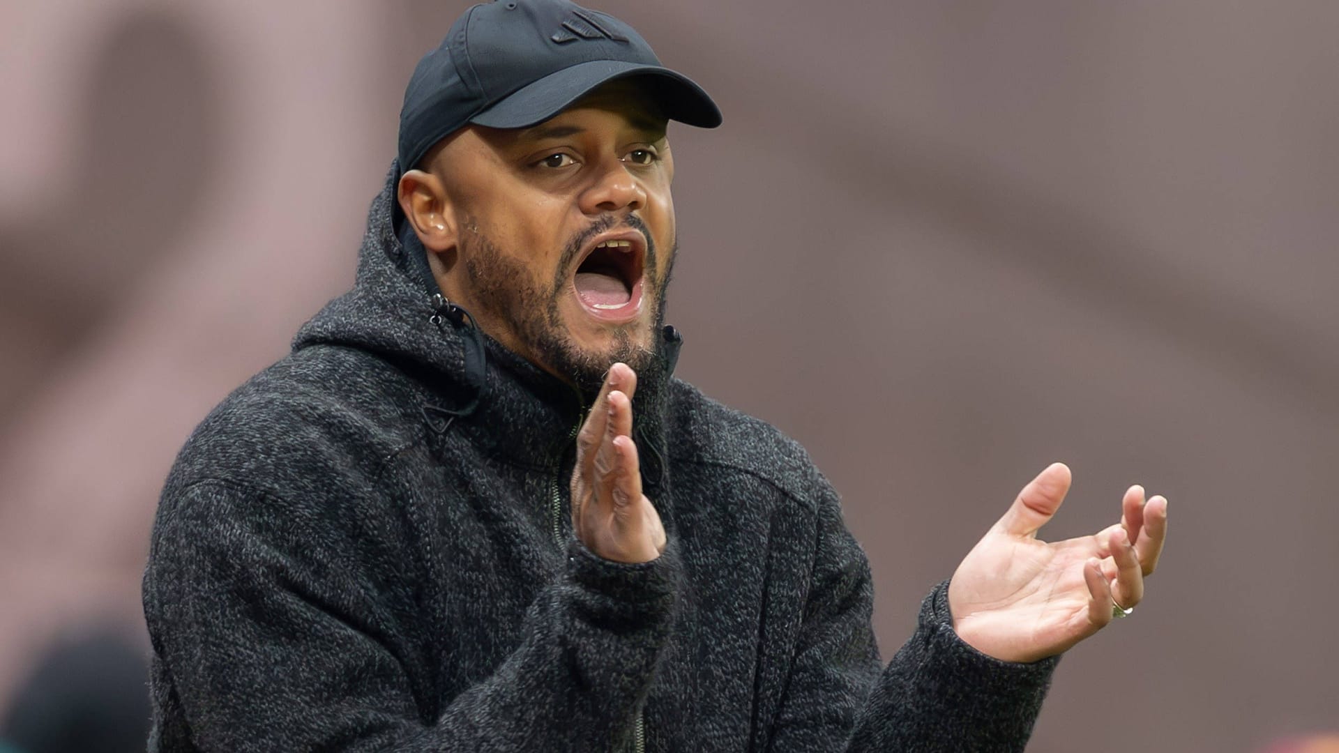 Herausforderung im Topspiel gegen Dortmund: Bayern-Trainer Vincent Kompany. Herausforderung im Topspiel gegen Dortmund: Bayern-Trainer Vincent Kompany.