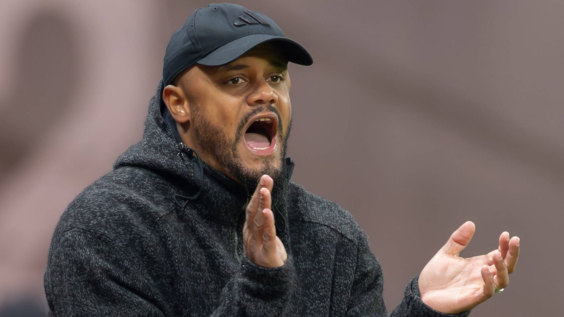 Herausforderung im Topspiel gegen Dortmund: Bayern-Trainer Vincent Kompany. Herausforderung im Topspiel gegen Dortmund: Bayern-Trainer Vincent Kompany.