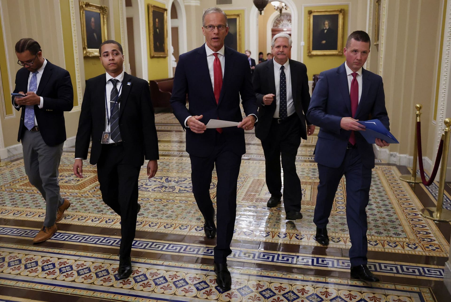 Der Mehrheitsführer im Senat, der Republikaner John Thune (M.), mit Parteikollegen im US-Kongress.