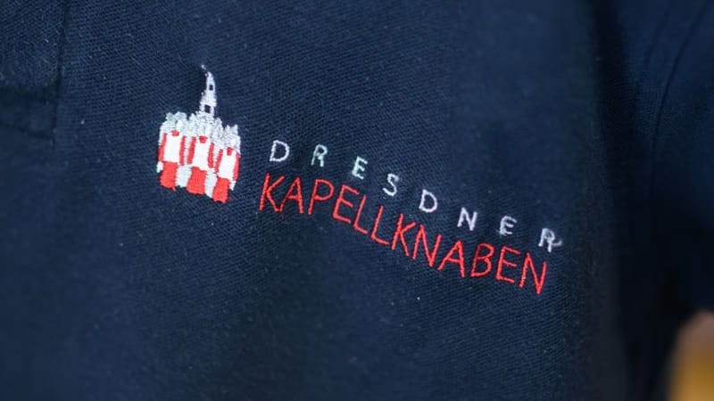 Ein T-Shirt mit dem Logo und dem Schriftzug des Chors (Symbolbild): Vor einem Jahr hatte Papst Franziskus die Dresdner Kapellknaben bei einer Privataudienz empfangen. Ein T-Shirt mit dem Logo und dem Schriftzug des Chors (Symbolbild): Vor einem Jahr hatte Papst Franziskus die Dresdner Kapellknaben bei einer Privataudienz empfangen.