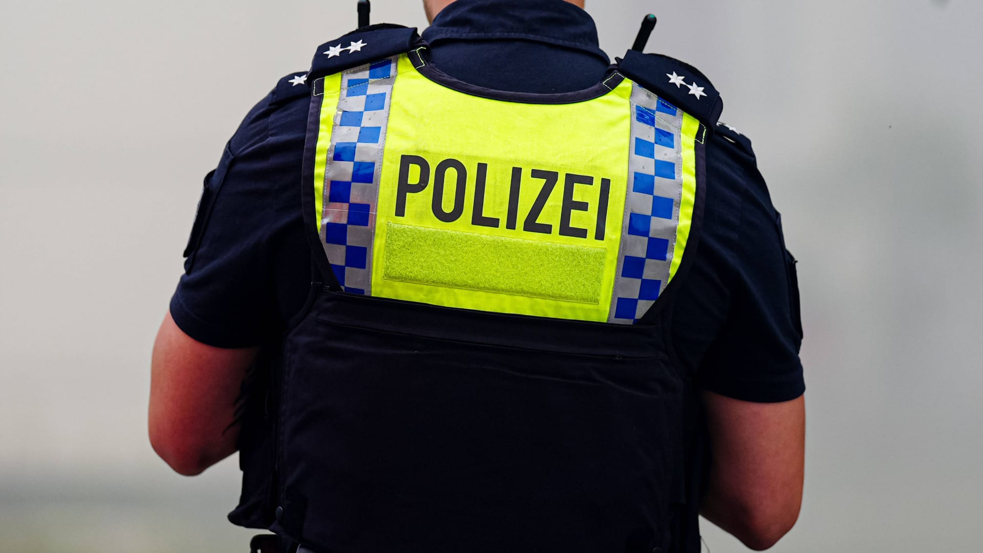 Ein Hamburger Polizist im Einsatz (Symbolbild): Die Beamten fahnden nach drei Männern, die eine junge Frau in St. Georg überfallen haben sollen. Ein Hamburger Polizist im Einsatz (Symbolbild): Die Beamten fahnden nach drei Männern, die eine junge Frau in St. Georg überfallen haben sollen.