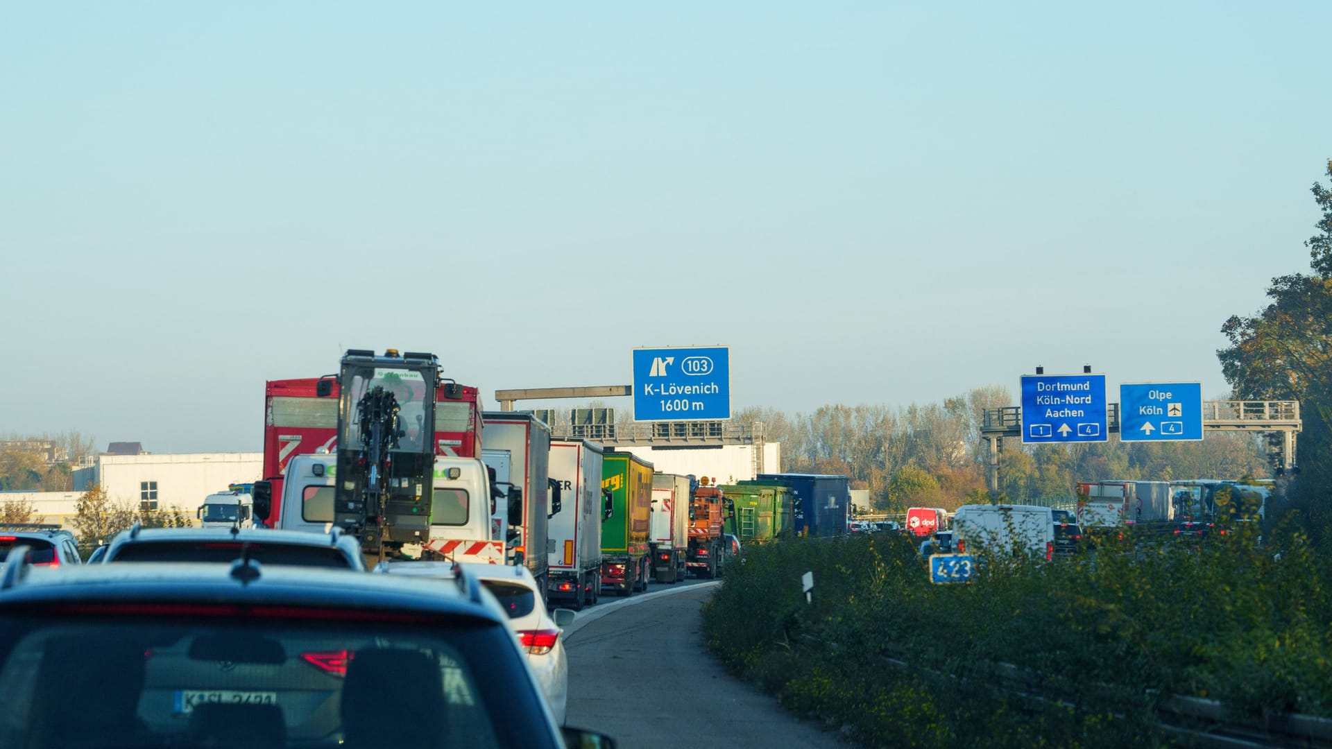 Stau am Autobahnkreuz West (Archivfoto): Rund um Köln staut es sich derzeit. Stau am Autobahnkreuz West (Archivfoto): Rund um Köln staut es sich derzeit.