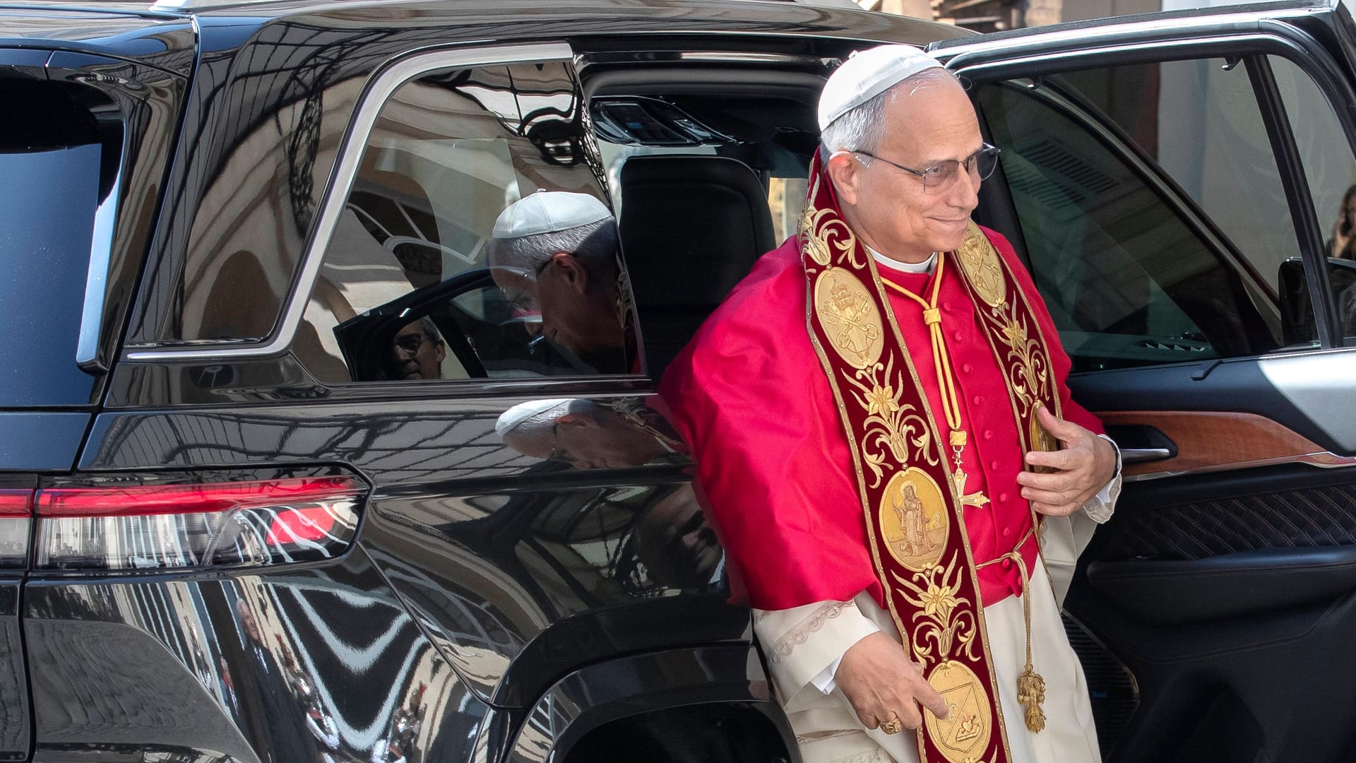 Papst Leo XIV. am Dienstag in Rom (Archivfoto): Sein Kölner Kardinal steckt im Rheinland in Schwierigkeiten.
