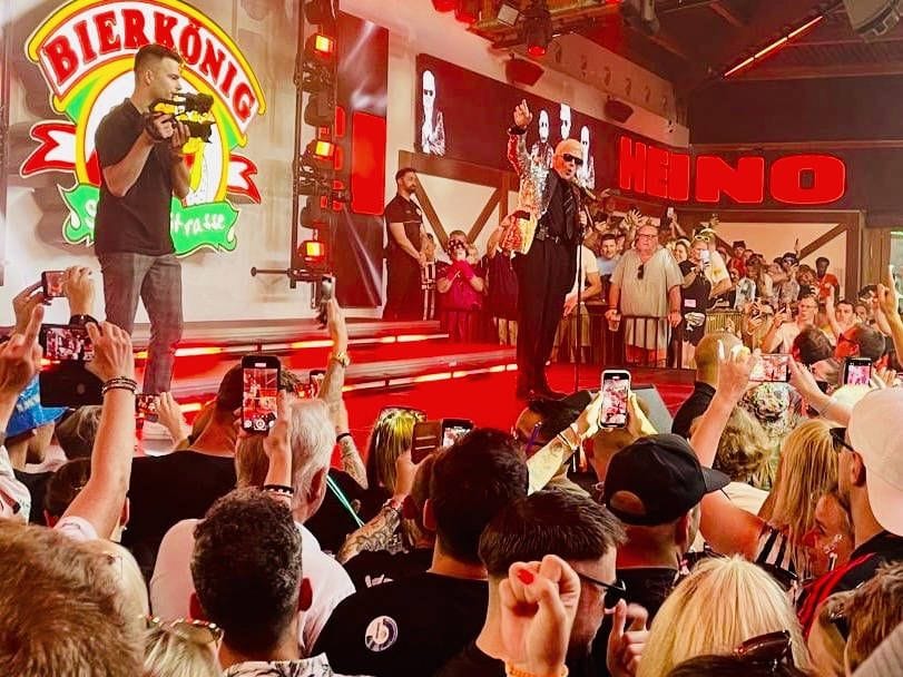 Im Mai trat Heino zum ersten Mal im "Bierkönig" auf.