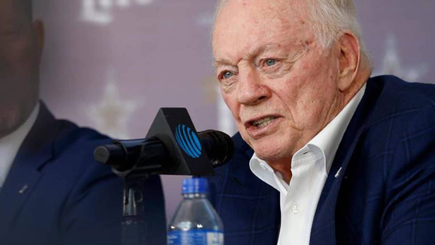 Dallas Cowboys-Eigentümer Jerry Jones bei einer Pressekonferenz.
