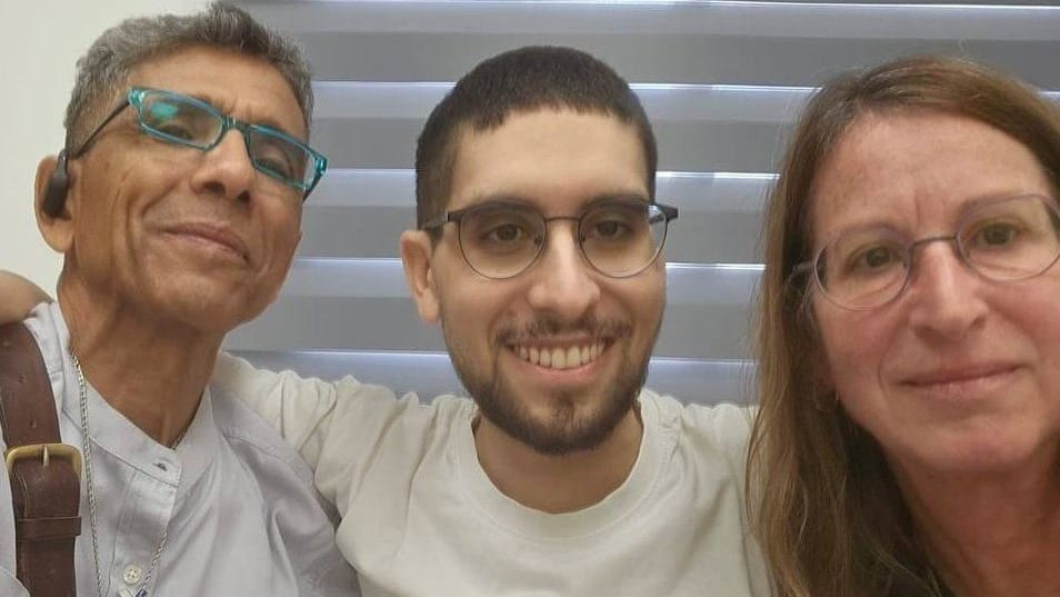 Eviatar David Arm in Arm mit seinen Eltern nach seiner Freilassung. Eviatar David Arm in Arm mit seinen Eltern nach seiner Freilassung.