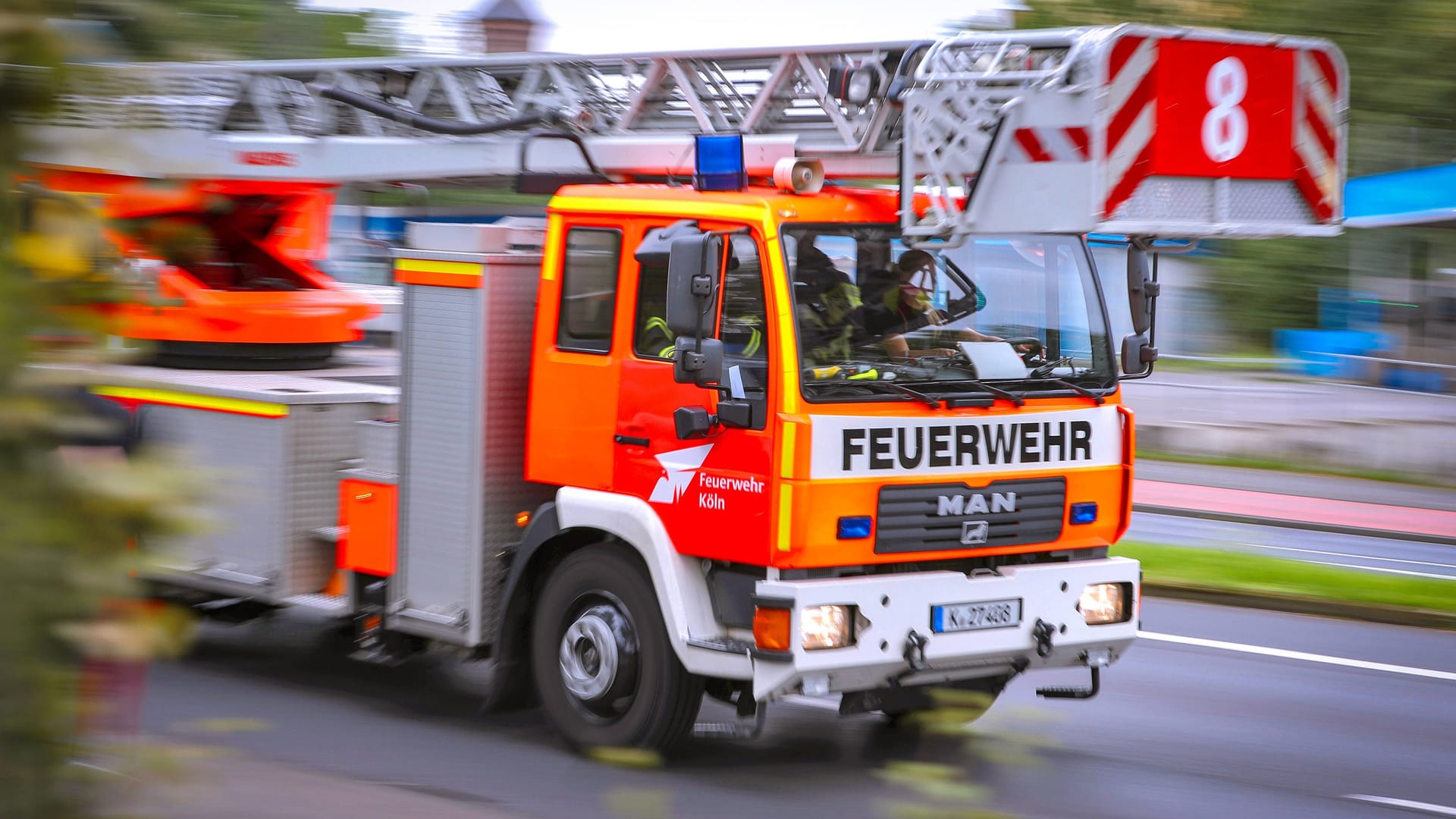 Ein Feuerwehrauto auf Einsatzfahrt in Köln (Archivbild):
