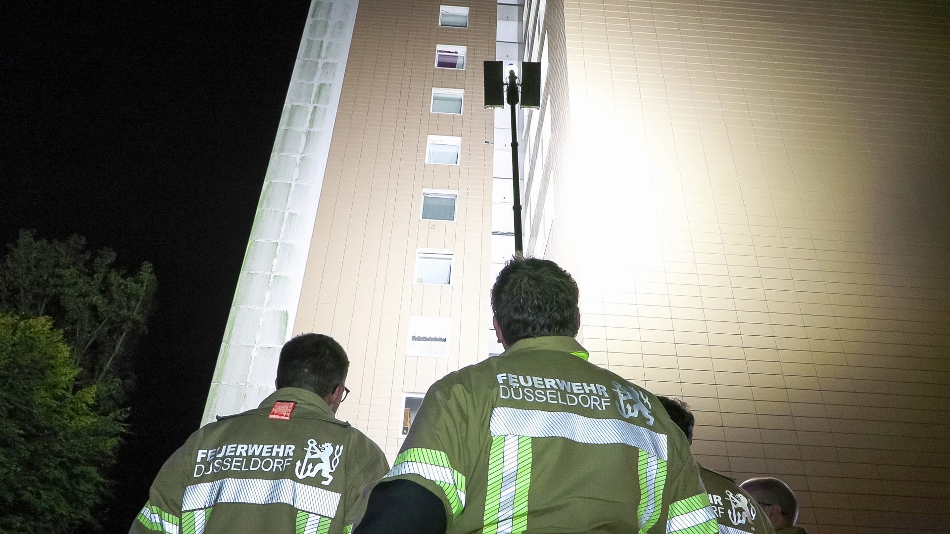 Einsatzkräfte der Feuerwehr an der Güstrower Straße: Die Düsseldorfer Feuerwehr war in der Nacht hier im Einsatz. Einsatzkräfte der Feuerwehr an der Güstrower Straße: Die Düsseldorfer Feuerwehr war in der Nacht hier im Einsatz.