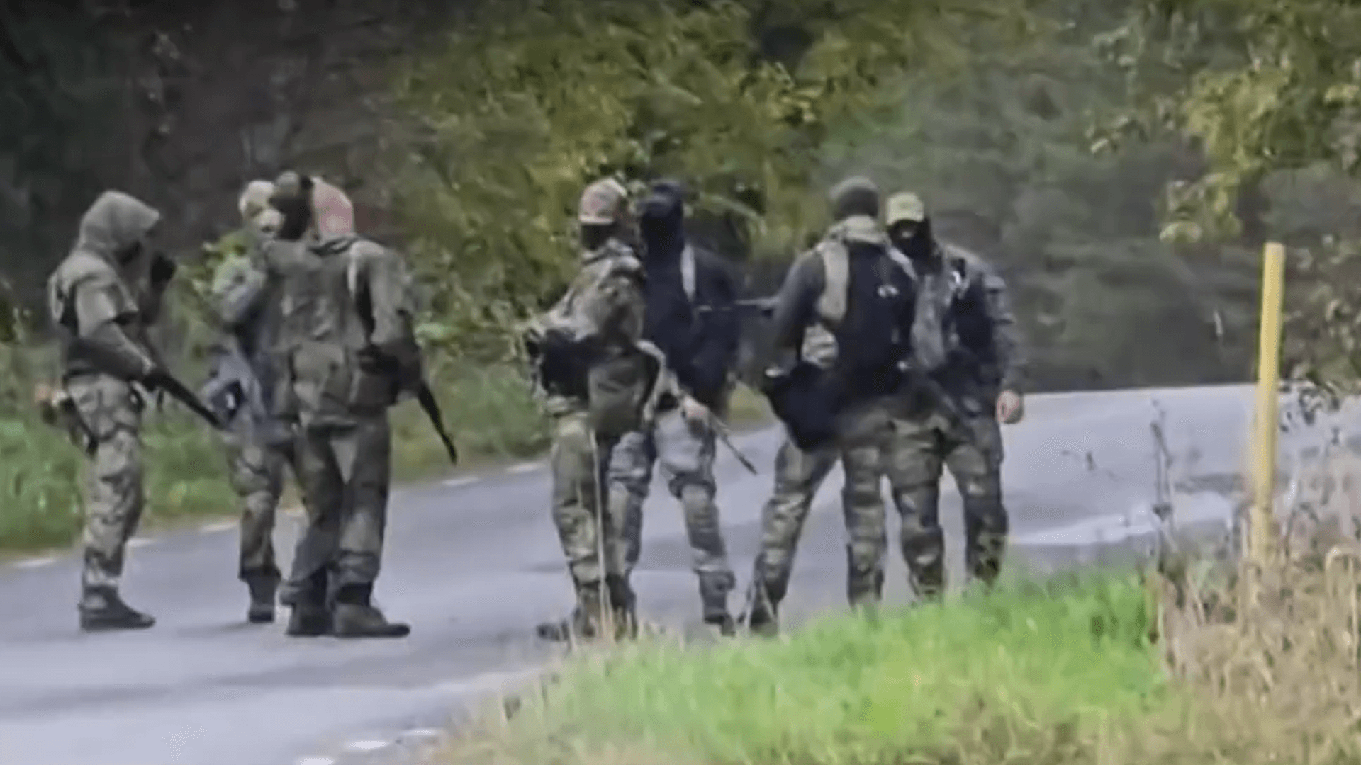 Standbild aus einem Video des estnischen Grenzschutzes: Uniformierte und bewaffnete Menschen stehen auf der russischen Seite der Grenze. Standbild aus einem Video des estnischen Grenzschutzes: Uniformierte und bewaffnete Menschen stehen auf der russischen Seite der Grenze.