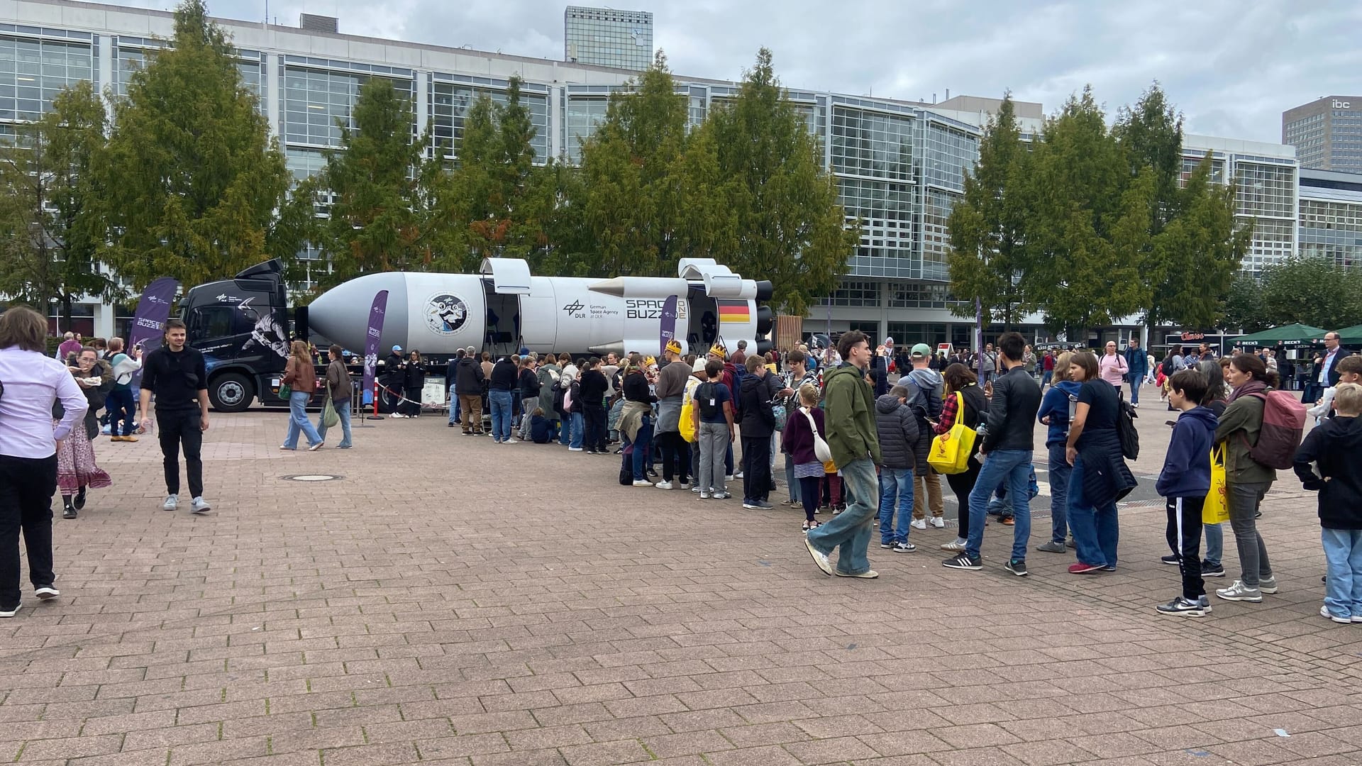 Das "Spacebuzz One" bietet Kindern eine virtuelle Raumfahrt-Erfahrung. Mit dabei: Der Astronaut XX XX. Das "Spacebuzz One" bietet Kindern eine virtuelle Raumfahrt-Erfahrung. Mit dabei: Der Astronaut XX XX.