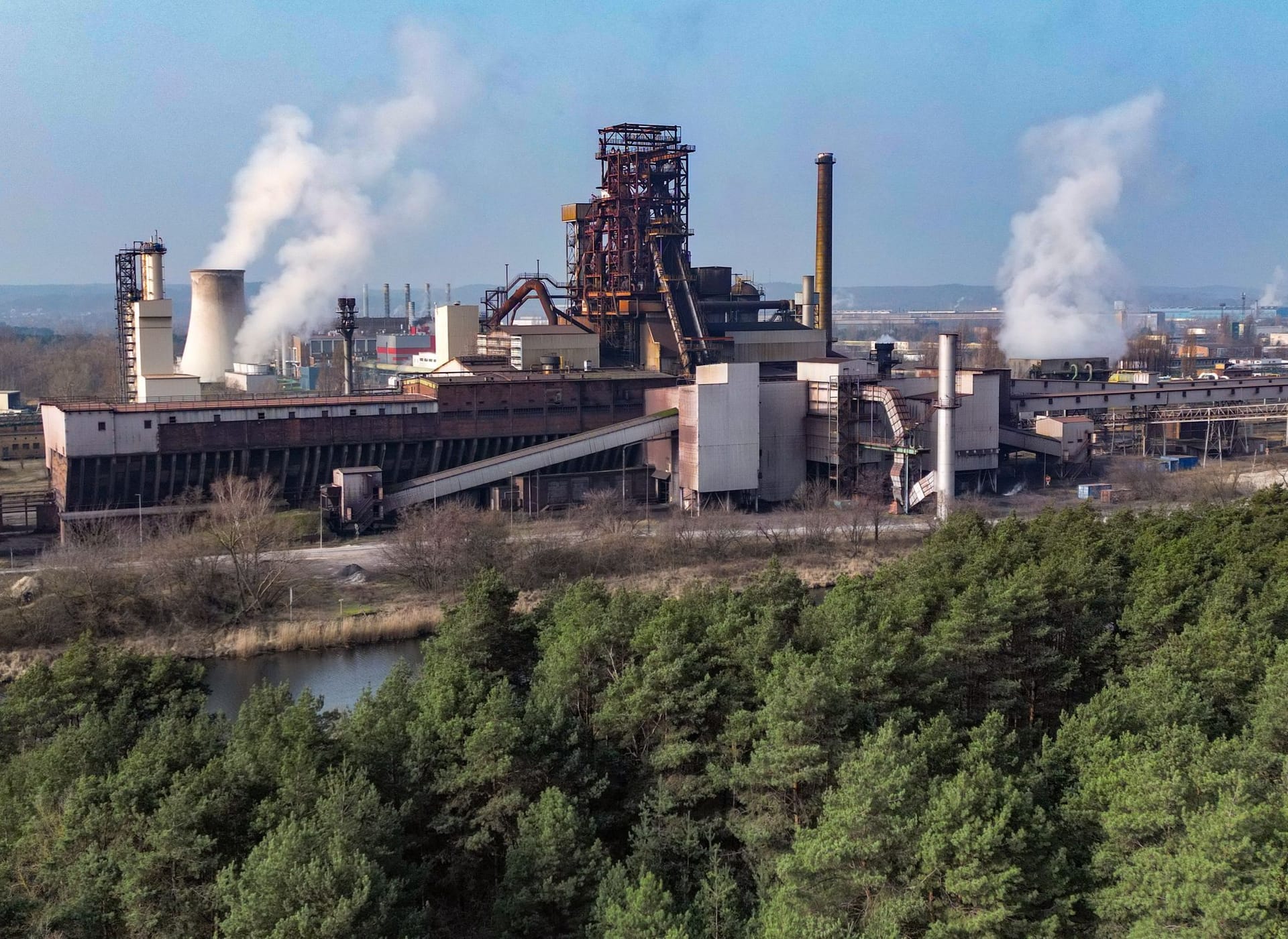 Brandenburg, Eisenhüttenstadt: Ein Hochofen auf dem Werksgelände von ArcelorMittal Eisenhüttenstadt GmbH.