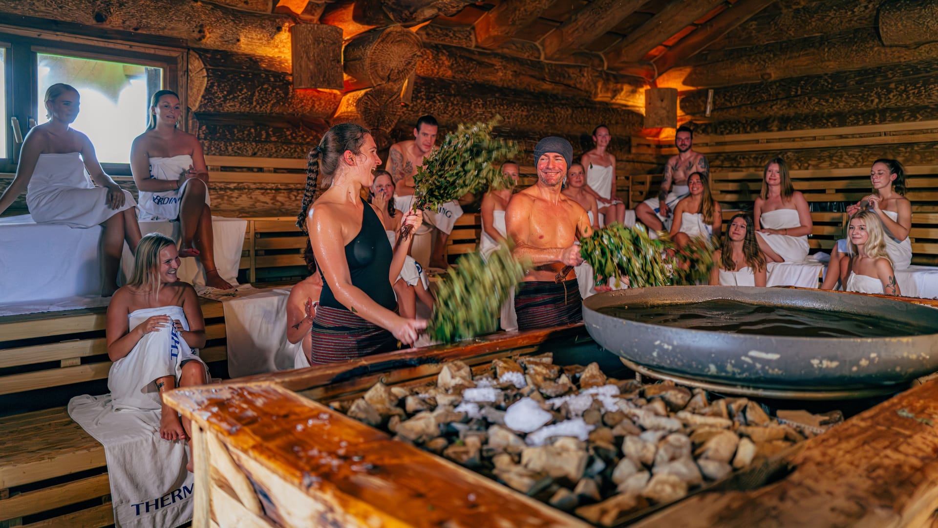 Fahnenaufguss in der Banja-Sauna der Therme Erding (Archivbild): Über 50 Aufgussmeister aus aller Welt reisen extra für das Saunafestival an. Fahnenaufguss in der Banja-Sauna der Therme Erding (Archivbild): Über 50 Aufgussmeister aus aller Welt reisen extra für das Saunafestival an.