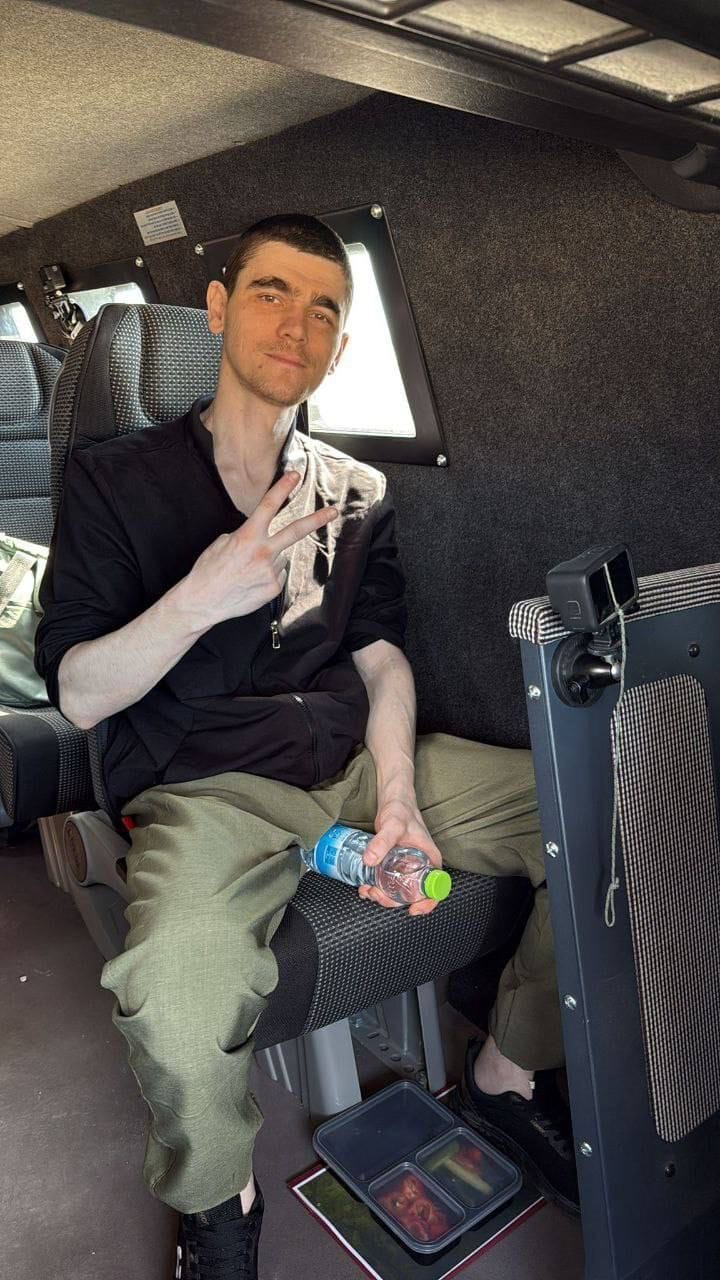 Maxim Herkin wird in einem Armeehubschrauber ins Krankenhaus gebracht. Maxim Herkin wird in einem Armeehubschrauber ins Krankenhaus gebracht.