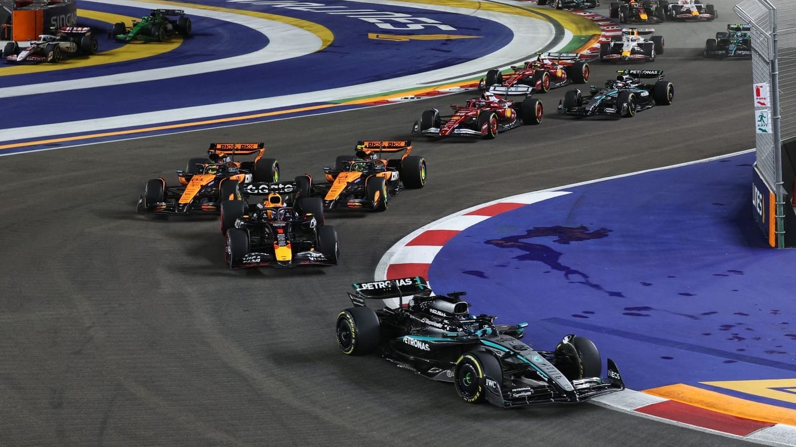 Szene beim Start in Singapur: Mercedes-Pilot Russell (r.) zieht davon. Szene beim Start in Singapur: Mercedes-Pilot Russell (r.) zieht davon.