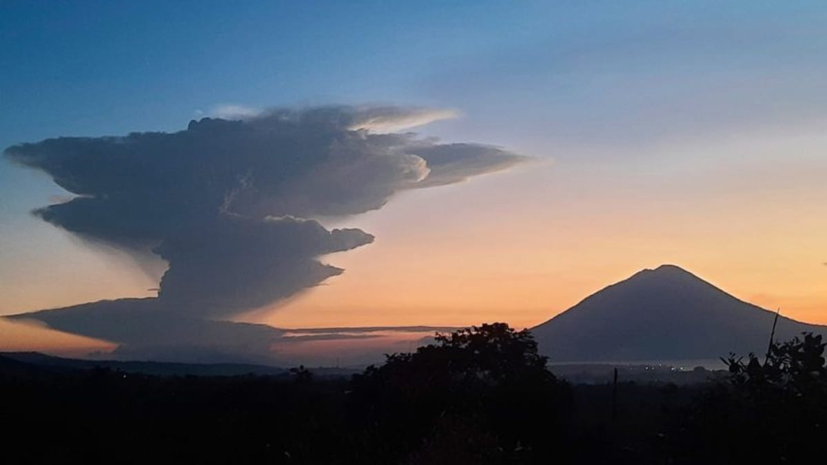 Vulkan schleudert Aschesäule zehn Kilometer in den Himmel
