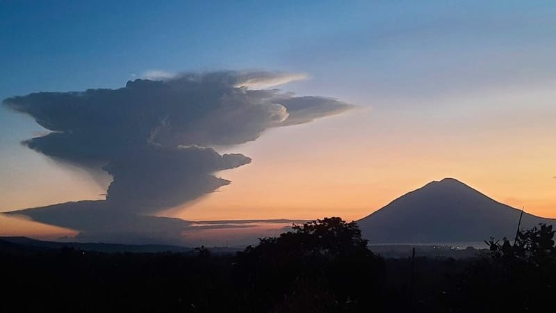 Der Vulkan Lewotobi Laki-Laki. (Symbolbild) Der Vulkan Lewotobi Laki-Laki. (Symbolbild)
