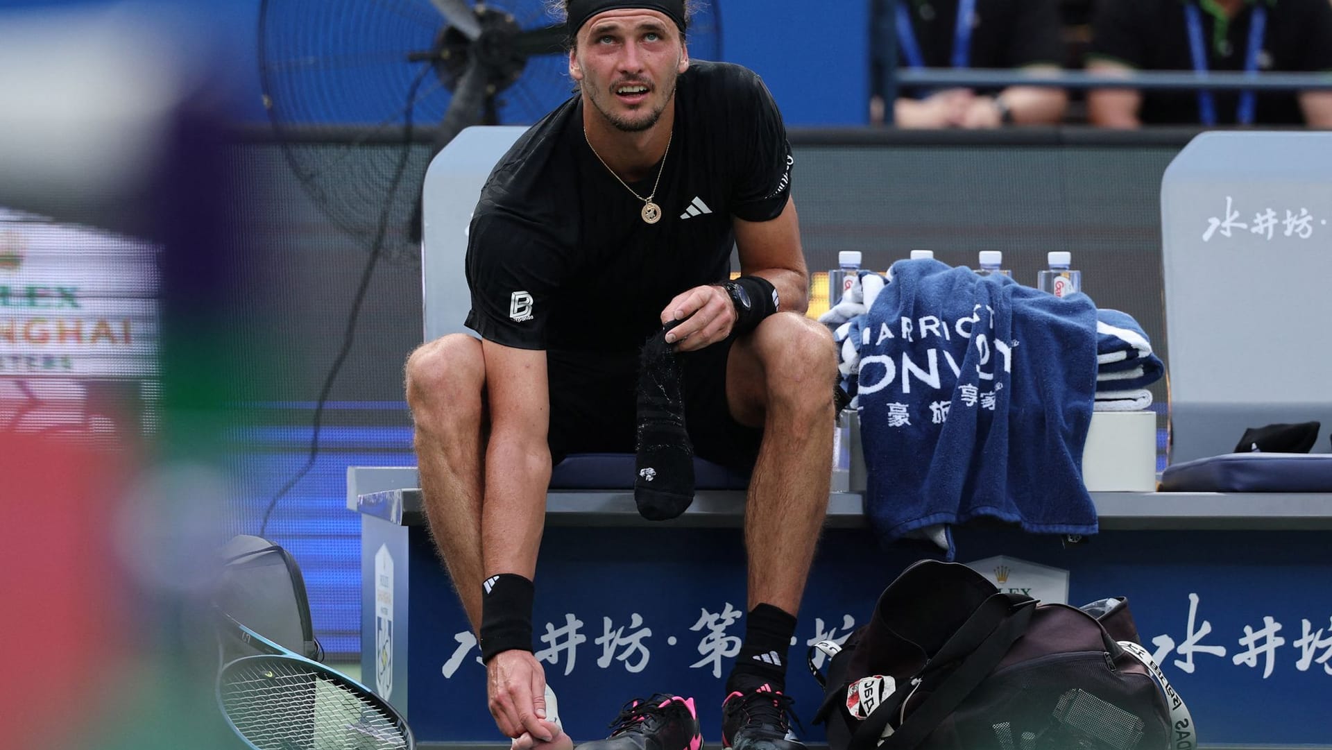 Alexander Zverev mit Schmerzen: In Shanghai gewann er sein Match trotzdem. Alexander Zverev mit Schmerzen: In Shanghai gewann er sein Match trotzdem.