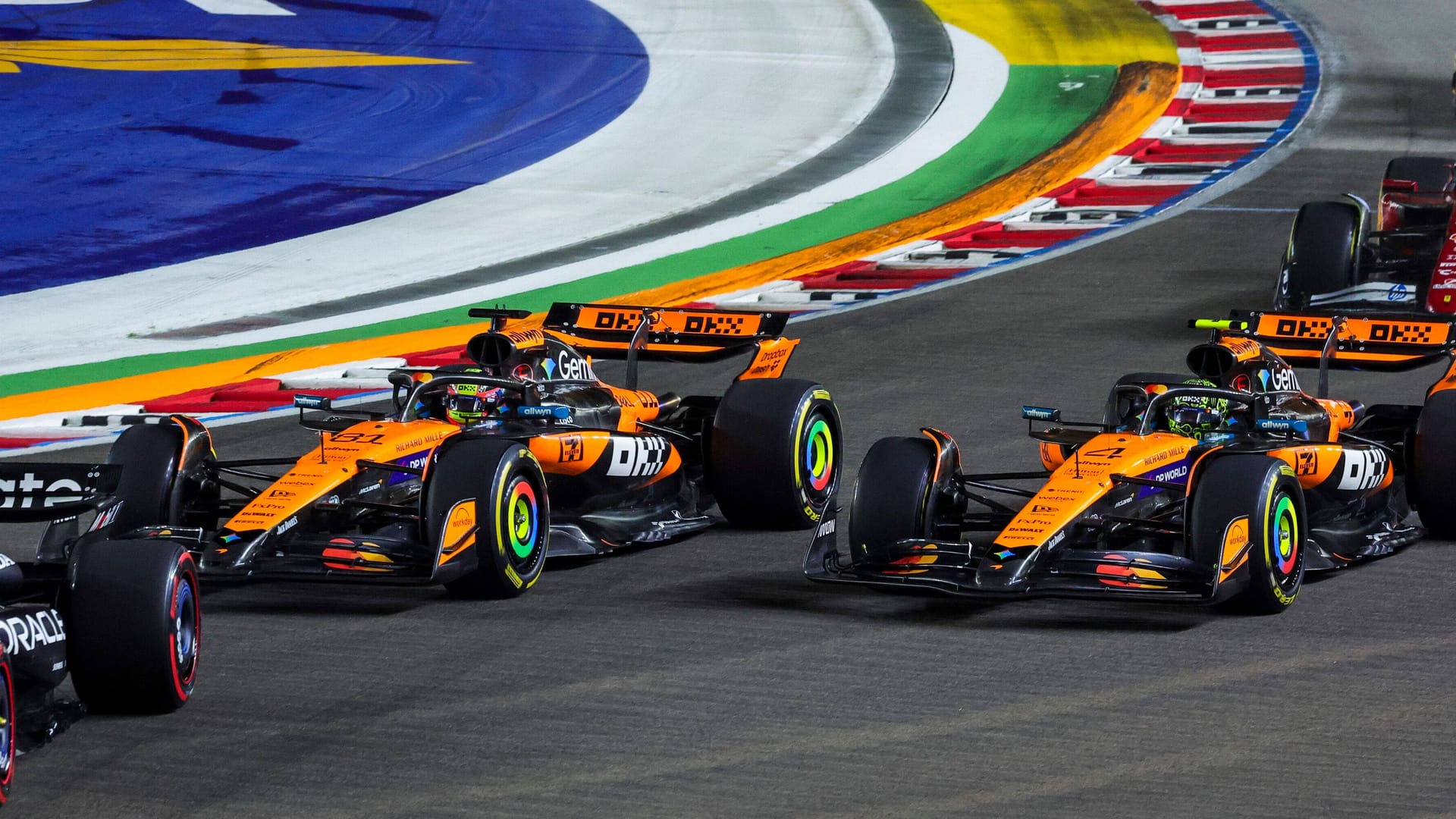 Verbissenes Duell: Oscar Piastri (li.) und Teamkollege Lando Norris auf der Strecke in Singapur. Verbissenes Duell: Oscar Piastri (li.) und Teamkollege Lando Norris auf der Strecke in Singapur.