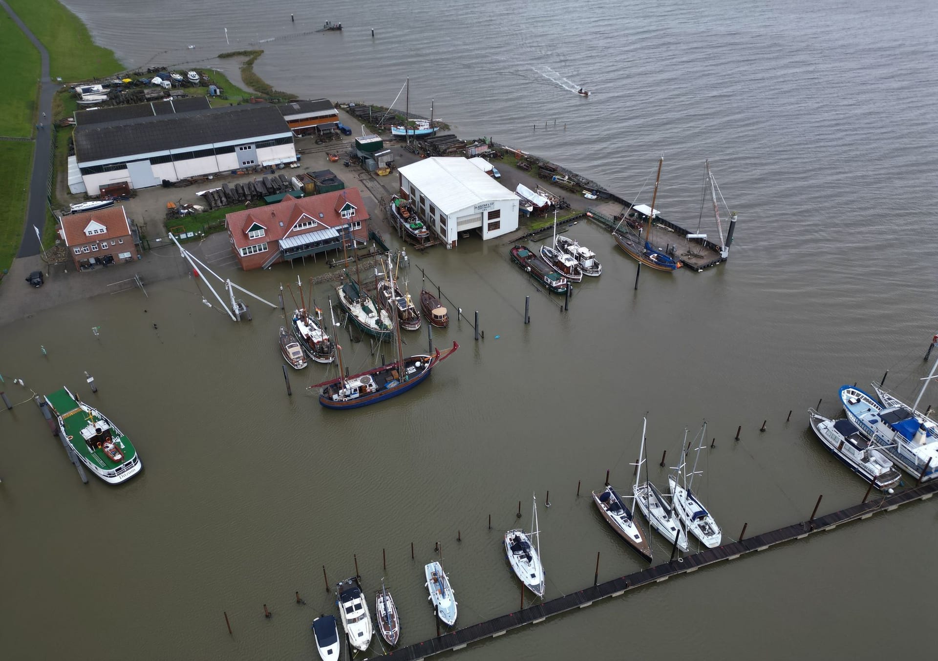 Das idyllische Fischerdorf am Dollart wurde im Außenhafen stark überflutet. Die Sturmflut trieb das Wasser über die Kaimauer. Das idyllische Fischerdorf am Dollart wurde im Außenhafen stark überflutet. Die Sturmflut trieb das Wasser über die Kaimauer.