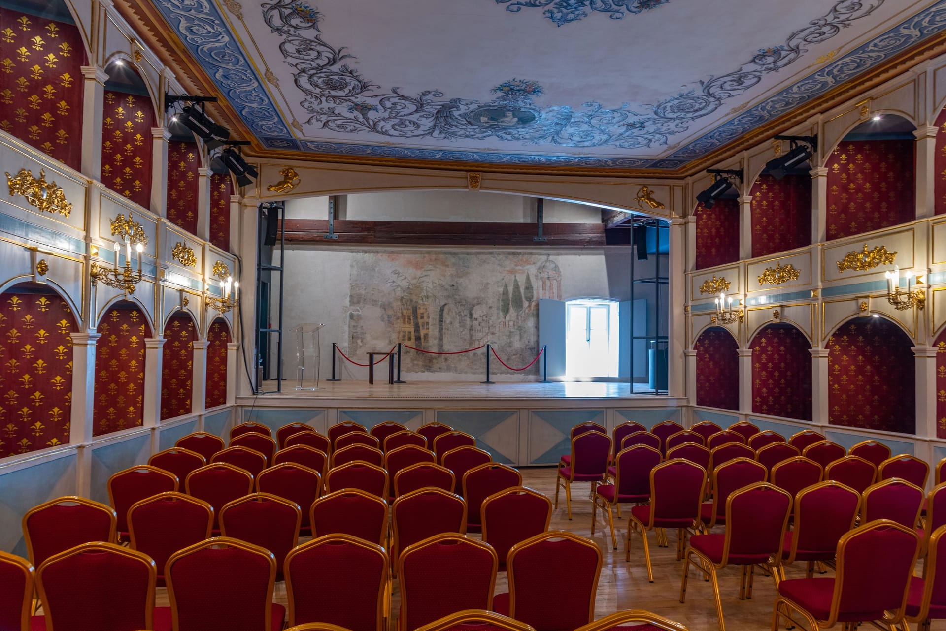 Das Theater von Hvar ist das erste kommunale Theater Europas. Es befindet sich in der östlichen Hälfte des Obergeschosses des Arsenals und wurde 1612 eröffnet.