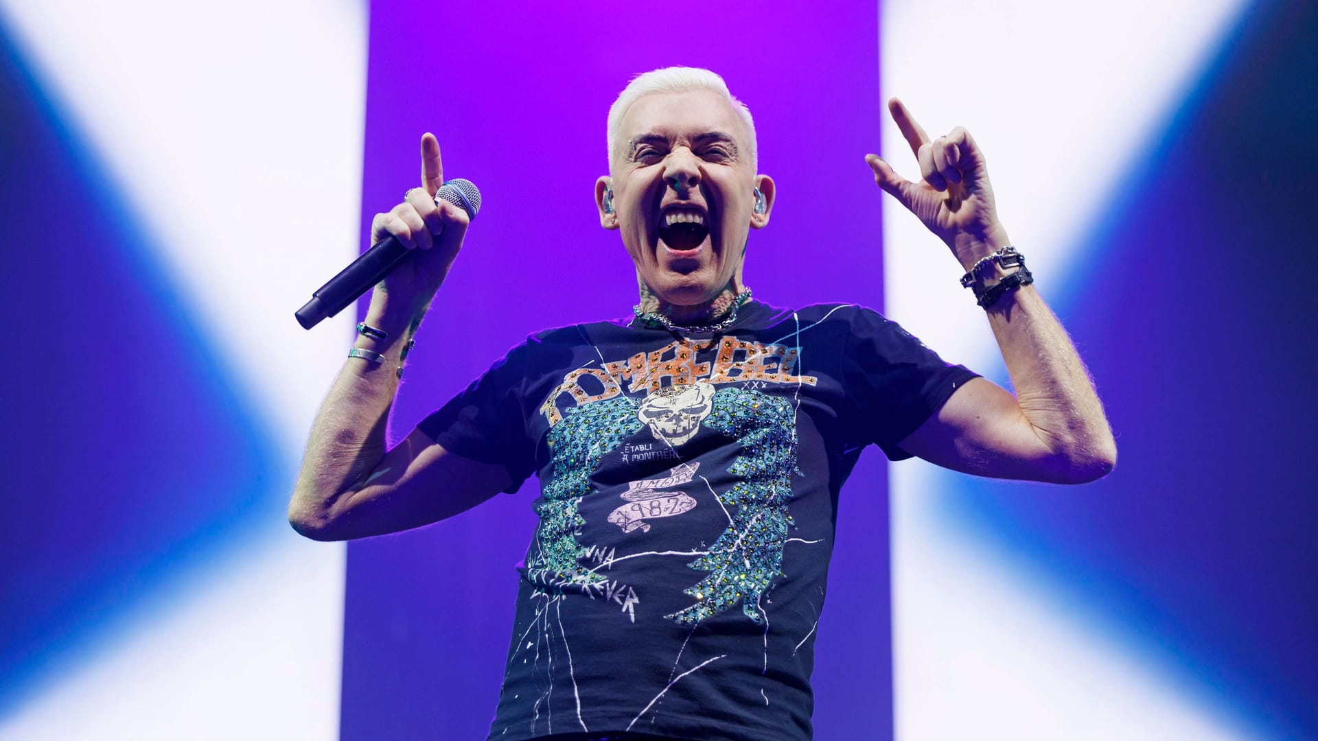 Auf der Bühne gibt H.P. Baxxter alles: Seit mehr als 30 Jahren steht der Sänger mit Scooter für energiegeladene Shows und laute Ansagen. Auf der Bühne gibt H.P. Baxxter alles: Seit mehr als 30 Jahren steht der Sänger mit Scooter für energiegeladene Shows und laute Ansagen.