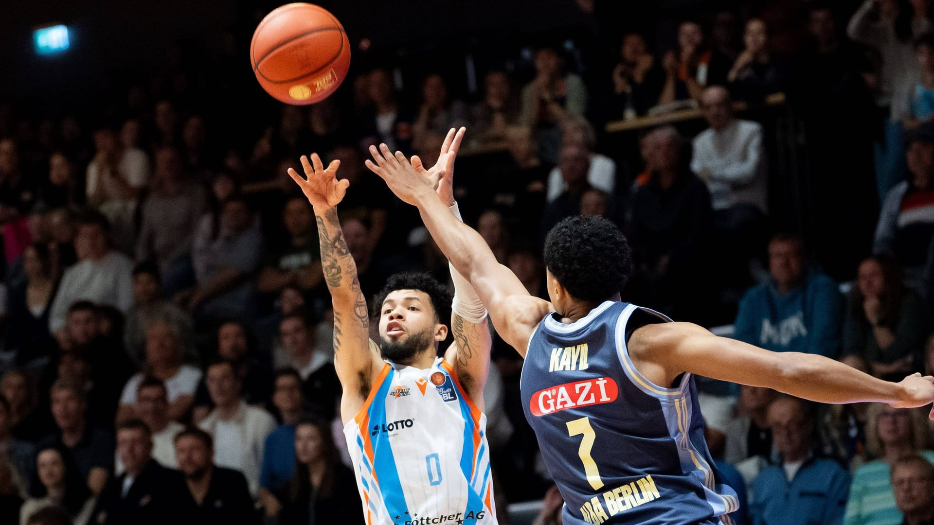 Jenas Tavian Dunn-Martin (l.) im Duell mit Albas Jack Kayil: TV-Zuschauer der Partie bekamen erst einmal keinen Kommentar zu hören. Jenas Tavian Dunn-Martin (l.) im Duell mit Albas Jack Kayil: TV-Zuschauer der Partie bekamen erst einmal keinen Kommentar zu hören.