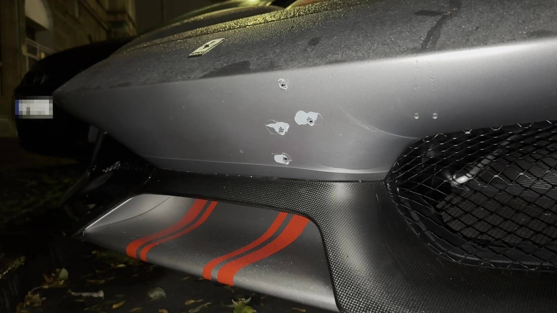 Mehrere Einschusslöcher sind am Ferrari von Lotto-Millionär Chico zu sehen. Mehrere Einschusslöcher sind am Ferrari von Lotto-Millionär Chico zu sehen.