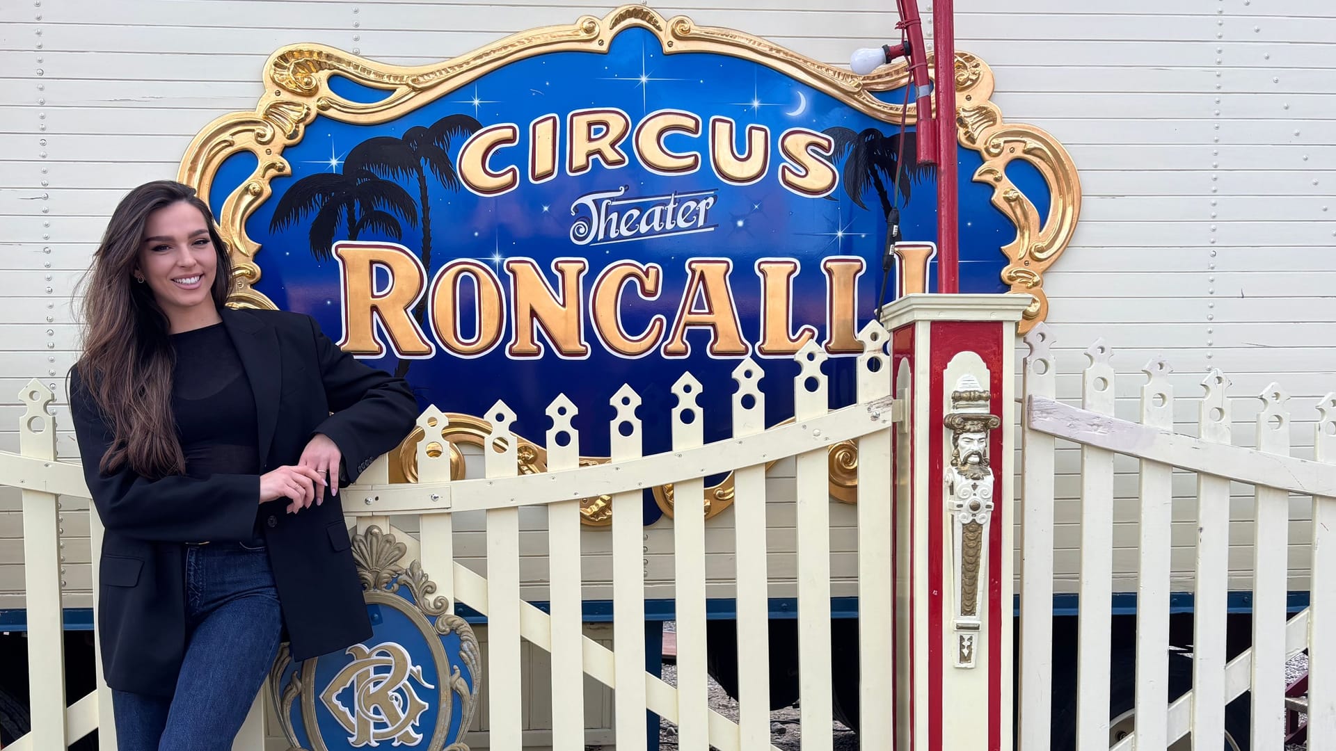 Die Kontorsionistin Lili Paul-Roncalli trainiert seit ihrem 6. Lebensjahr für den Auftritt in der Manege.