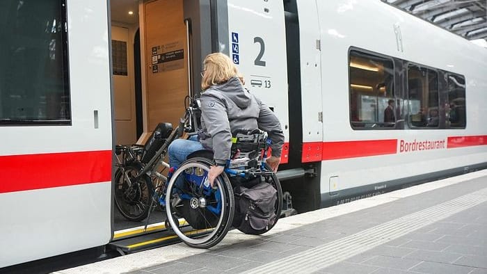 Barrierefrei: Auch Rollstulhlfahrer sollen mühelos in den Zug gelangen können.