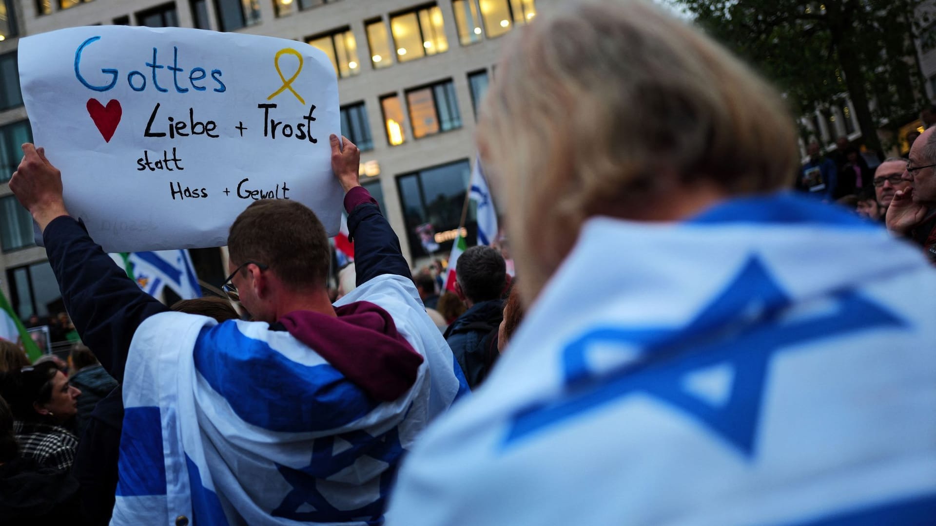 Pro-israelische Demonstranten: Die Polizei spricht von rund 350 Teilnehmern. Pro-israelische Demonstranten: Die Polizei spricht von rund 350 Teilnehmern.
