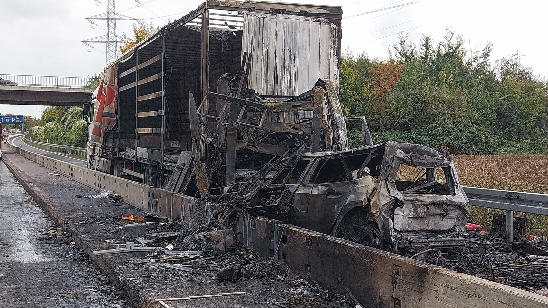 Schwerer Unfall auf der A59: Ein Wohnmobil ist bis zur Unkenntlichkeit ausgebrannt. Der Fahrer starb. Schwerer Unfall auf der A59: Ein Wohnmobil ist bis zur Unkenntlichkeit ausgebrannt. Der Fahrer starb.