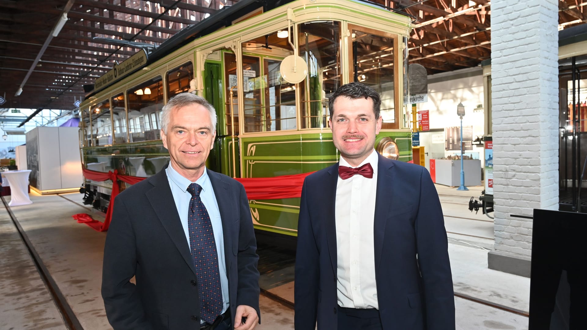 Tobias Schneider (l.) aus Nürnberg und Jacek Kołodziej aus Krakau sind stolz auf die beiden Bahnen: Sie sind durch das Projekt Freunde geworden. Tobias Schneider (l.) aus Nürnberg und Jacek Kołodziej aus Krakau sind stolz auf die beiden Bahnen: Sie sind durch das Projekt Freunde geworden.
