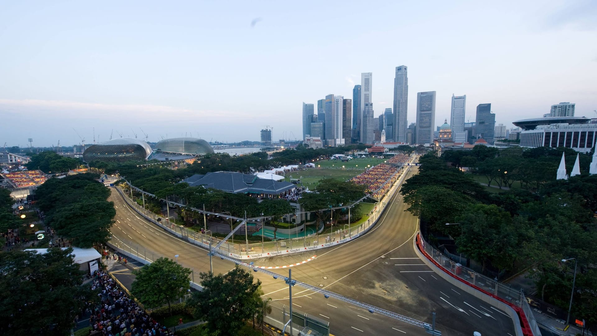 Dämmerung bricht über den Marina Bay Street Circuit am Marina Bay Quarter mit der Skyline von Singapur ein und macht den Tag zur Nacht (Serie 1 4) Motorsport Grand Prix Herren Großer Preis von Singapur 2008, Formel 1 Weltmeisterschaft, F1, F, GP, WM Totale Marina Bay Street Circuit, Stadtkurs Singapur