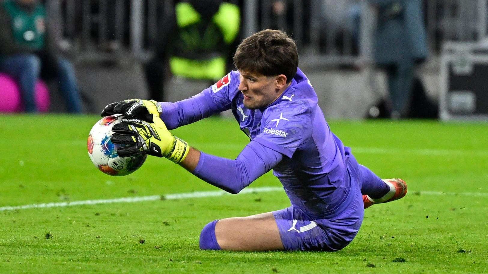 Gregor Kobel: Im Spiel mit dem Ball schwach, seine Pässe waren oft unpräzise wie auf Schlotterbeck (15.). Gegen Kimmich (4.), Olise und Diaz (11.) noch glänzend pariert, hielt er den abgefälschten Schuss vom DFB-Kapitän nicht fest und machte das Spiel unnötig gefährlich (30.). Gegen Jackson war ihm die Angst ins Gesicht geschrieben, sodass er den Bayern eine Ecke schenkte. Bei beiden Gegentoren machtlos. Note: 4