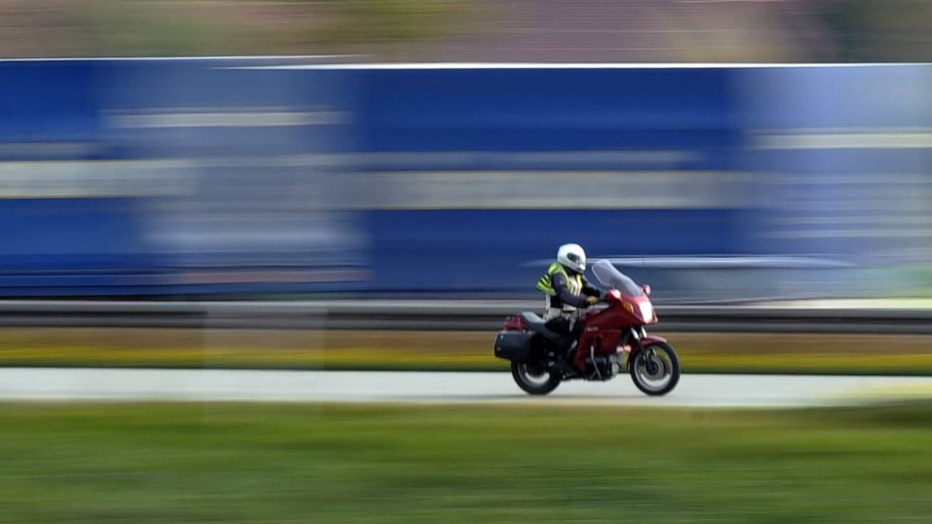 Biker auf einer Autobahn (Symbolfoto): Im Rheinland ist ein Mann zwei Stunden nach seinem Freigang aus der JVA von der Polizei erwischt worden.