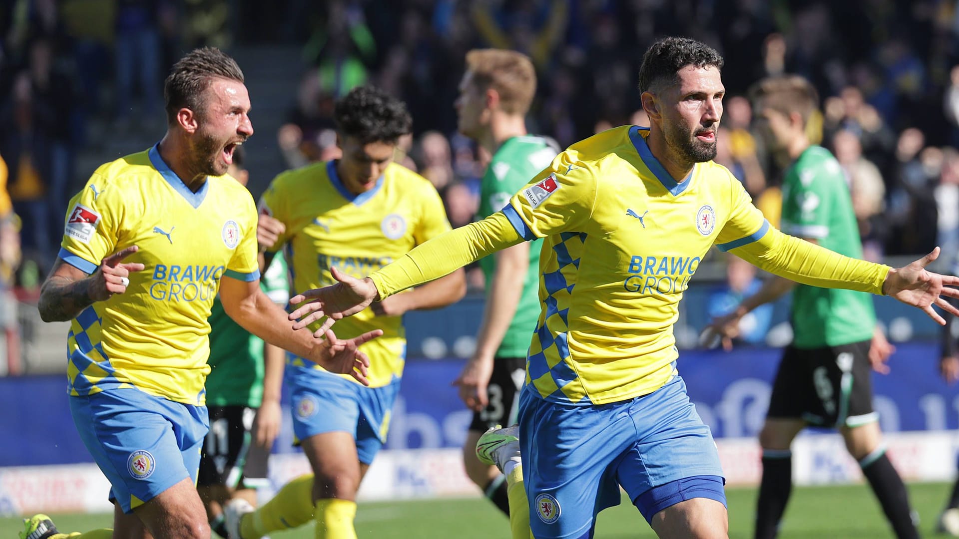 Jubel bei Eintracht Braunschweig (Archivbild): Beim bislang letzten Heim-Derby setzte sich der BTSV mit 2:0 gegen Hannover 96 durch.