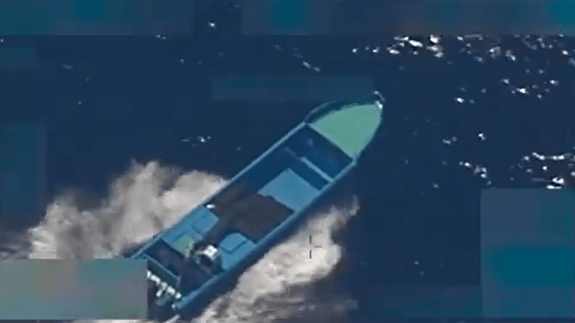 Kurz vor dem Aufprall: Dieses Foto soll das Boot des mutmaßlichen Schmugglers zeigen. Kurz vor dem Aufprall: Dieses Foto soll das Boot des mutmaßlichen Schmugglers zeigen.