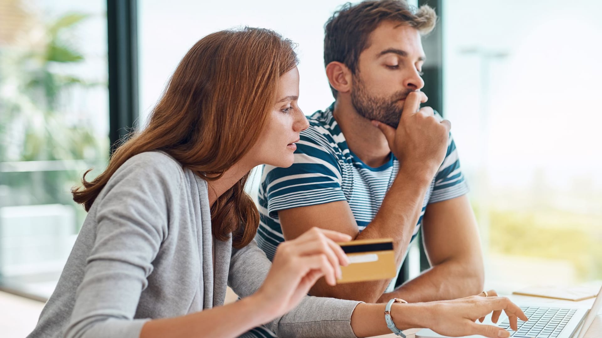 Paar entscheidet gemeinsam über geplante Investitionen Paar entscheidet gemeinsam über geplante Investitionen