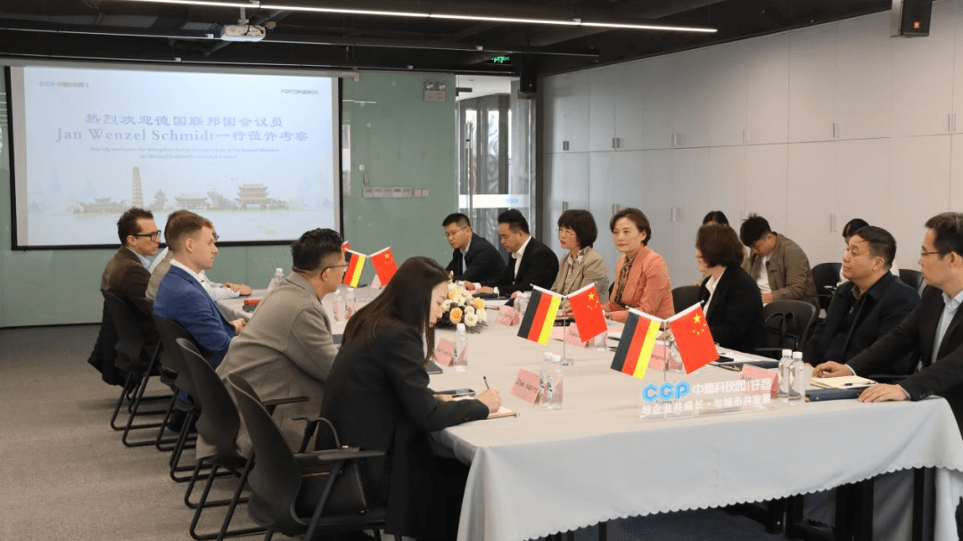 Jan Wenzel Schmidt in China, 22. November 2023: Ebenfalls am Tisch sitzt, verdeckt am letzten Platz, der Spion Jian Guo. Jan Wenzel Schmidt in China, 22. November 2023: Ebenfalls am Tisch sitzt, verdeckt am letzten Platz, der Spion Jian Guo.