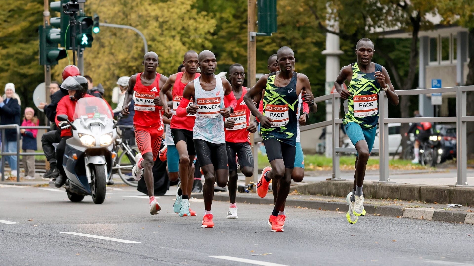 Der späteren Sieger Barnaba Kipkoech (l, weißes Trikot) läuft in der Spitzengruppe über die Aachener Straße in Köln: Er stellte am Sonntag einen neuen Streckenrekord auf. Der späteren Sieger Barnaba Kipkoech (l, weißes Trikot) läuft in der Spitzengruppe über die Aachener Straße in Köln: Er stellte am Sonntag einen neuen Streckenrekord auf.